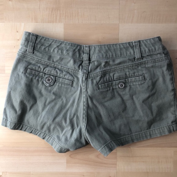 🔵 DONATED 🔵 Olive green shorts - Picture 2 of 2